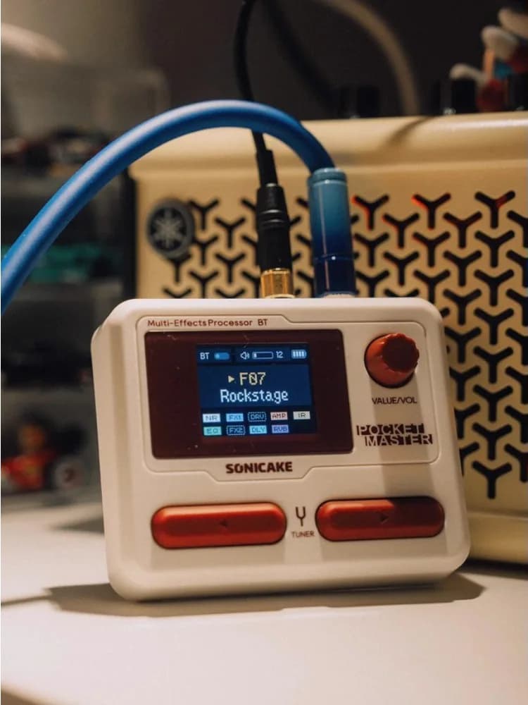 SONICAKE Pocket Master Mini Amplificatore per Chitarra e Basso con 100+ Multi-Effetti, Controllo APP, Schermo LCD a Colori da 1,77", Batteria Integrata QME-10
