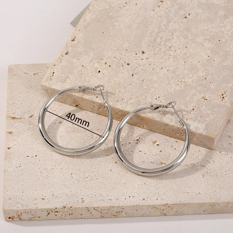 Orecchini a cerchio geometrici placcati in argento per le donne Gioielli in metallo alla moda alla moda Regalo di festa dal design semplice ed elegante