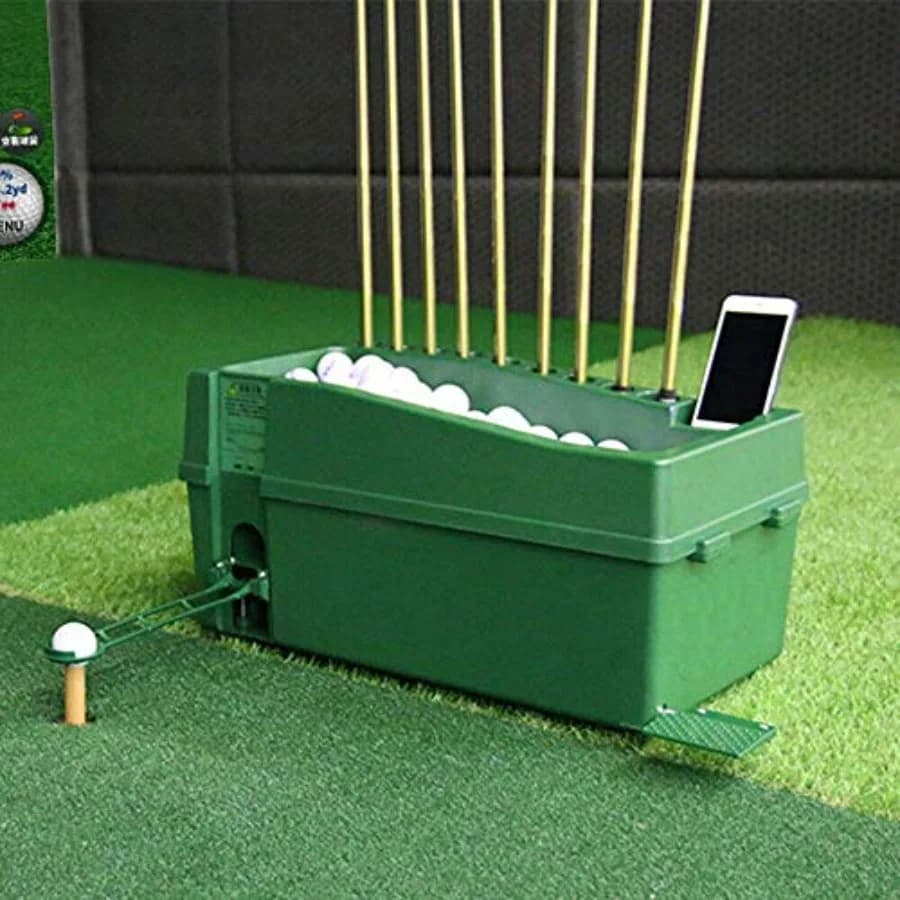 Distributore automatico di palline da golf per pratica all'aperto, struttura in plastica resistente, colore verde, funzionamento meccanico senza alimentazione.