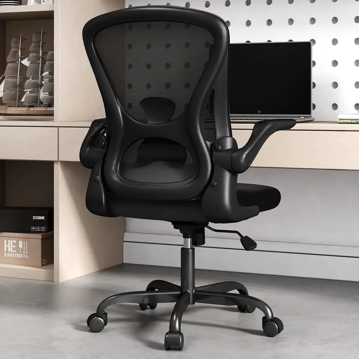 Sedia da Ufficio Ergonomica con Braccioli Ribaltabili, Supporto Lombare, Rete Traspirante e Cuscino per Casa o Ufficio (Nera)