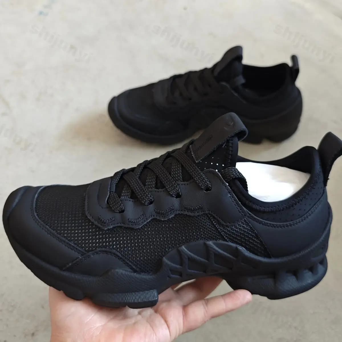 Sneakers da Uomo 2026 Nuove Estive Autunnali in Mesh Traspirante Scarpe Sportive Casual da Esterno Leggere Comode con Lacci Vulcanizzate