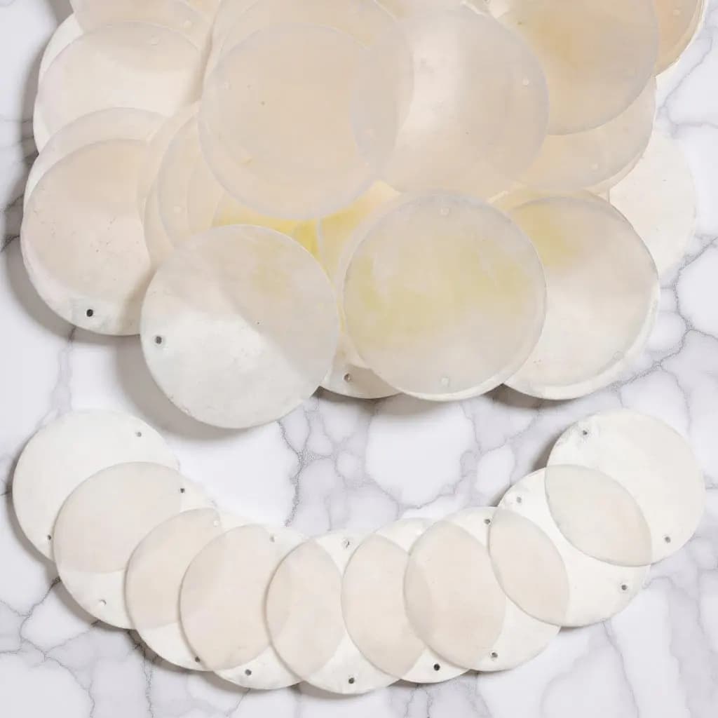 50Pcs Natural Round Shell Pendants 2 Holes DIY Crafts for Jewelry Making Wind Chimes Shell Charms Decoration Round Shells