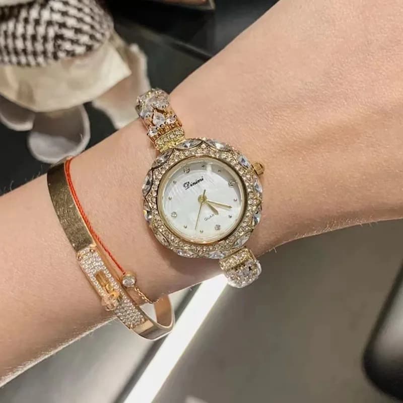 Squisito ed elegante orologio da polso da donna in stile coreano, un nuovo orologio da donna di lusso leggero e di alto valore, adatto per le donne.