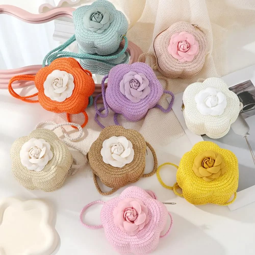 Borsa a tracolla piccola in paglia per bambini tessuta borsa a mano per neonate con fiori carini Mini borsa a tracolla da spiaggia rotonda fatta a mano