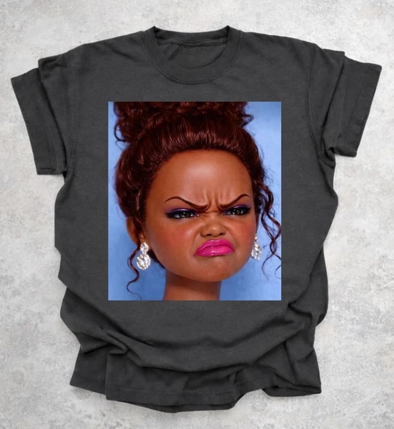 Divertente maglietta con meme del volto di una bambola afroamericana disgustata, t-shirt estiva da uomo e da donna, ampia e traspirante.