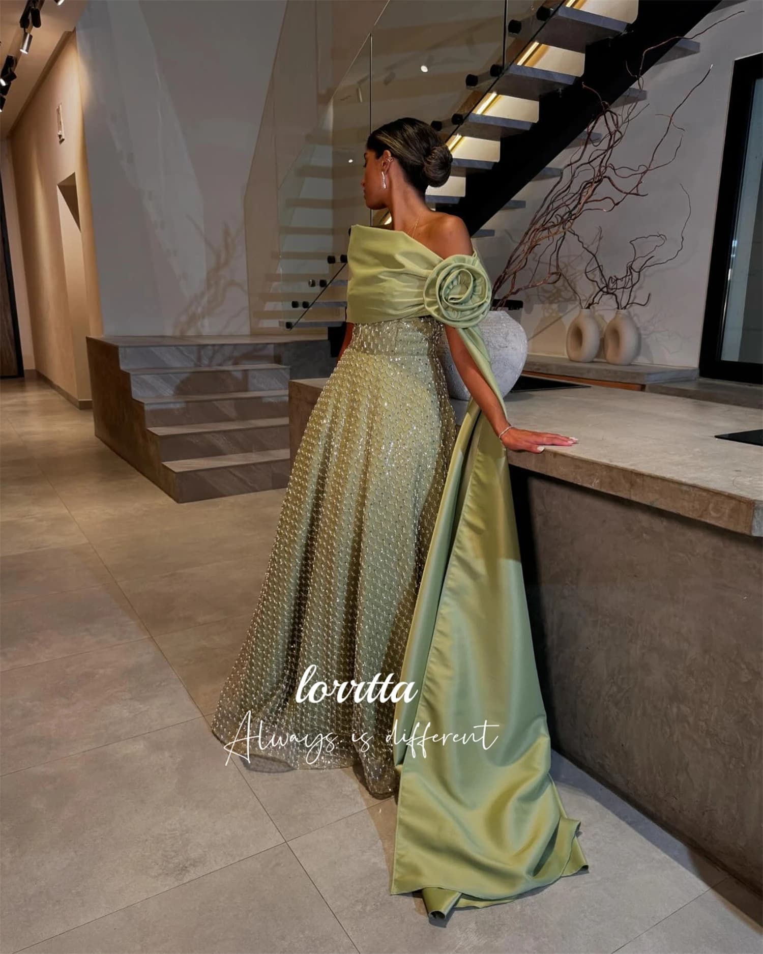 Abito da Sera Lorrtta con Decorazioni Floreali in Tessuto Lucido, Abiti da Cocktail Eleganti, Vestiti da Cerimonia Personalizzabili