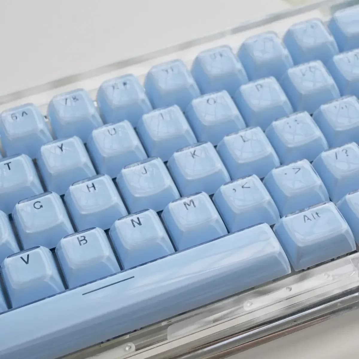 Tastiera meccanica bicolore con keycap rotondo traslucido in cristallo effetto gelatina oceano blu, sensazione di calore e chiarezza.