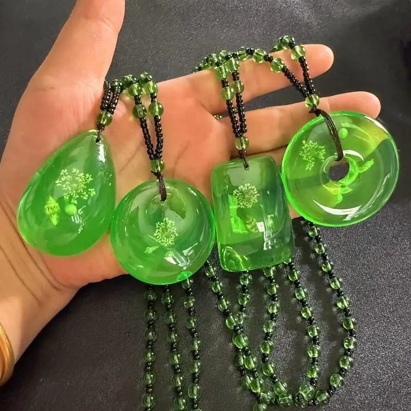 Collana con ciondolo a goccia in cera d'api verde ambra per donna e unisex, portafortuna, lunga, con catena per maglione, ornamenti