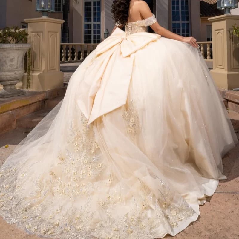 Champagne lucido Abiti stile Quinceanera con spalle scoperte Abito da ballo Dolce 16 Abito con perline Appliques Fiocco Festa di compleanno Abiti da 15