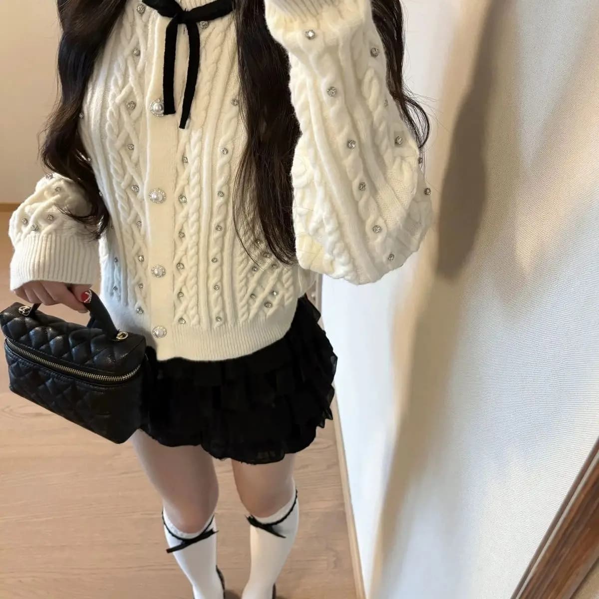 Maglione lavorato a maglia impreziosito da cristalli Cardigan bianco lavorato a maglia con farfallino da donna Y2K Pullover stile dolce scintillante Elegante top luminoso