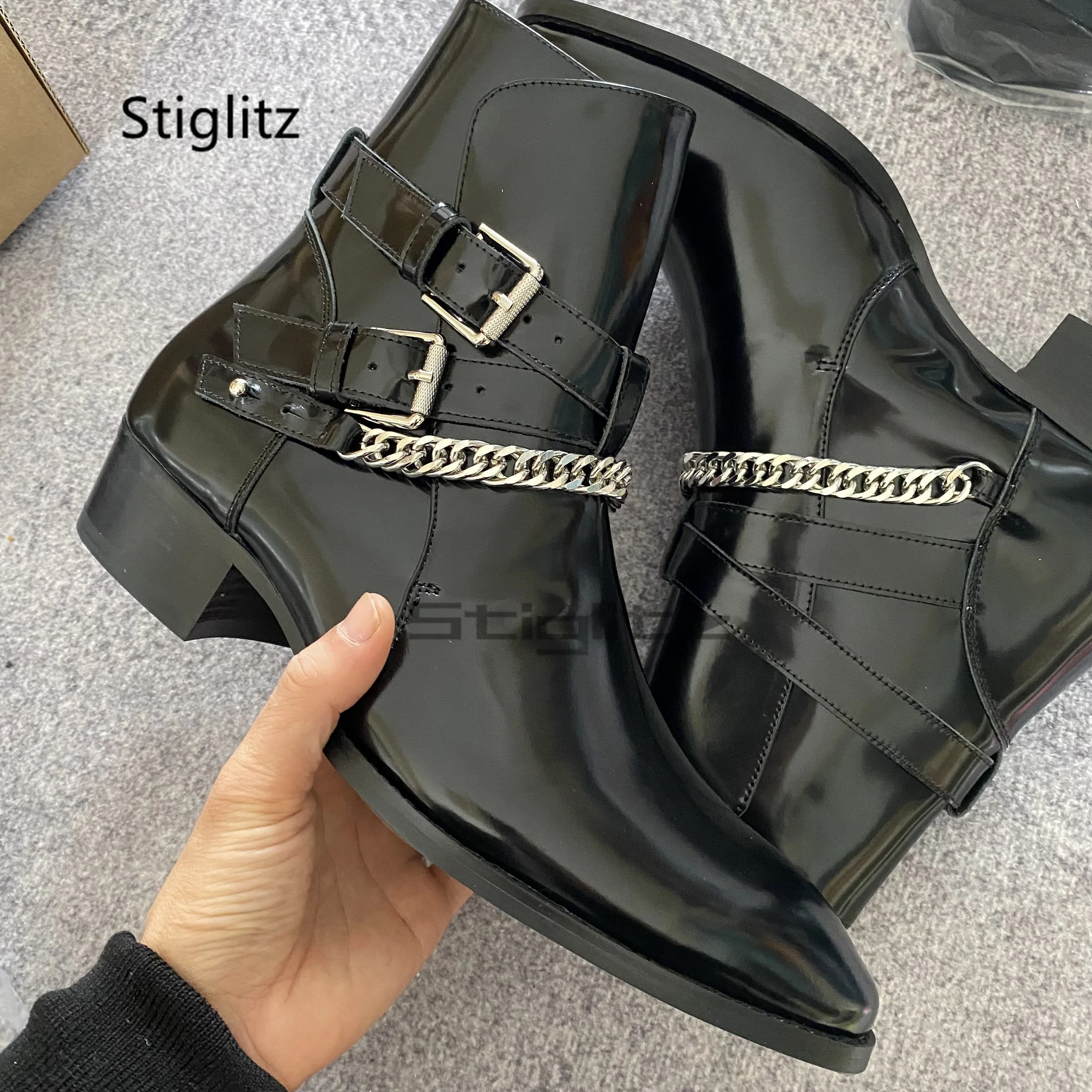 Stivaletti Chelsea da Uomo in Vera Pelle Lucida con Catena Metallica e Fibbia, Punta Affusolata, Tacco Medio, Scarpe Eleganti da Lavoro