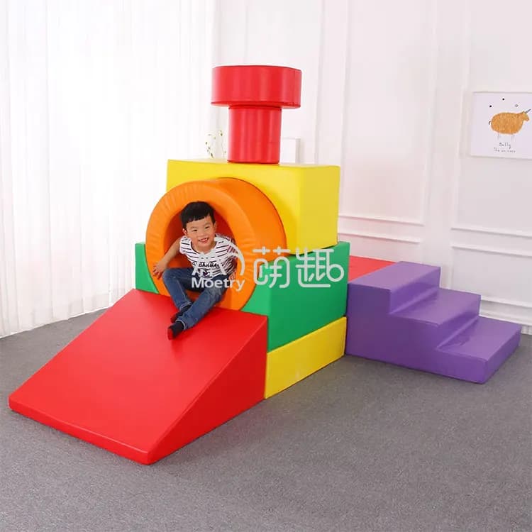 Blocchi di Schiuma Colorati a Forma di Treno Moetry per Bambini, Set Morbidi per Gioco Interno ed Esterno, Attrezzature Softplay per Asili e Scuole Materne