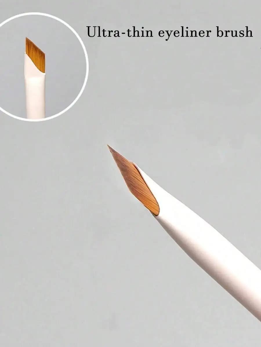 Pennello per trucco sopracciglia e eyeliner di precisione, bianco, con punta ultra-sottile e morbida.
