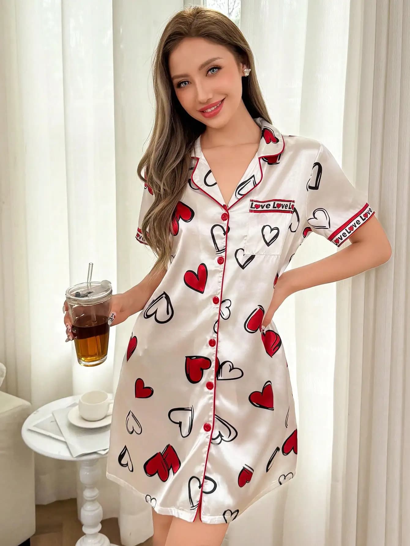 Camicia da Notte Bianca in Finta Seta con Stampa a Cuori e Bordo Rosso con Bottoni