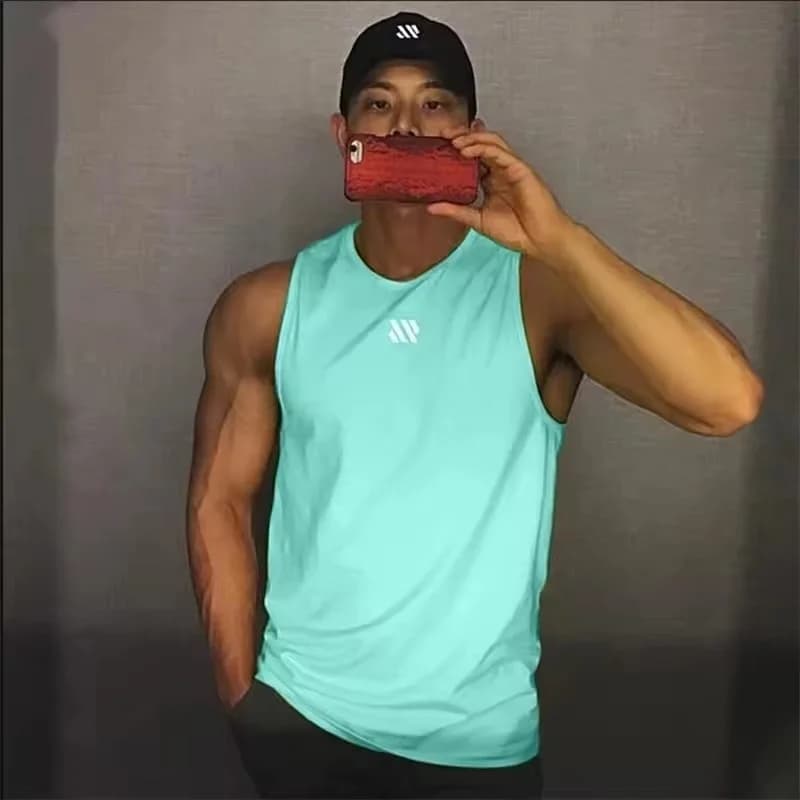 Canotta da uomo estiva 2026 casual fitness senza maniche, pullover maschile in mesh traspirante con colletto rotondo, top stampato leggero da uomo