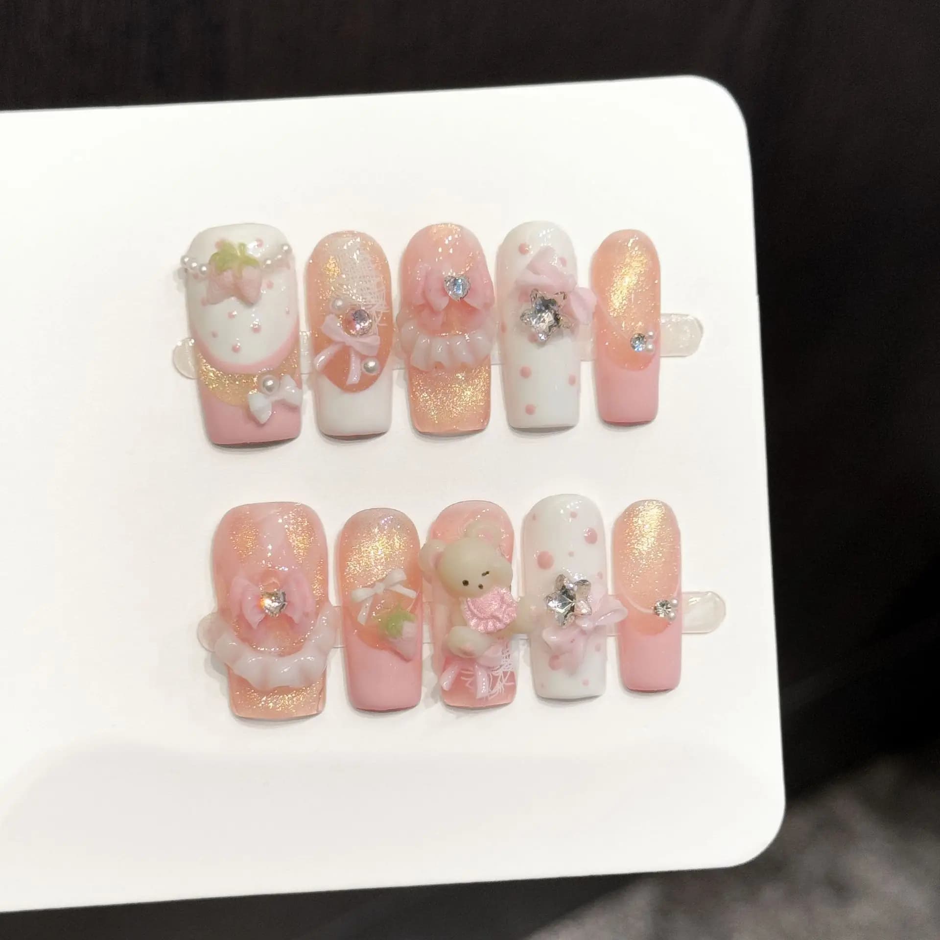 10 pezzi di unghie finte lunghe e quadrate, pressate a mano, con effetto occhio di gatto rosa oro, orsetto, fragola e fiocco, carine, ideali per le donne.