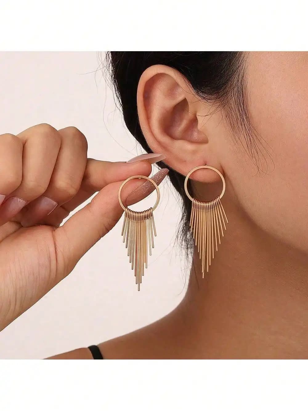 1 paio di orecchini e orecchini pendenti lunghi, semplici, alla moda e versatili, con decorazioni rotonde e traforate, adatti per l'uso quotidiano da parte delle donne.