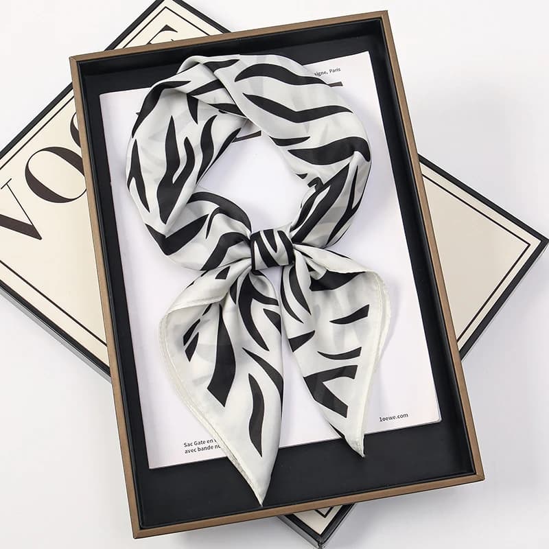 2025 Moda Zebra Stripes Designer Stampa Sciarpa Donna 70x70 cm Sciarpe di seta Bandana di lusso Hijab Fazzoletto da collo Scialle Fazzoletto