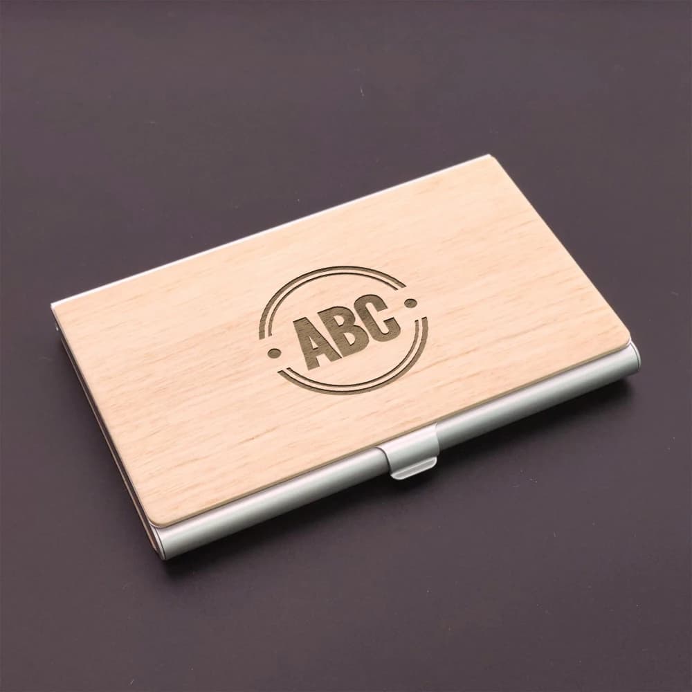1 portabiglietti da visita in legno naturale con incisione personalizzata del nome, ideale per forniture da ufficio.