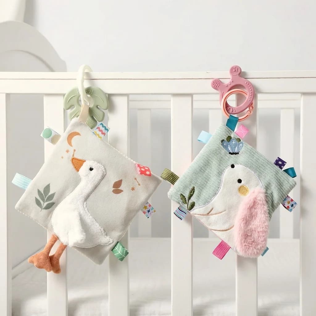 Copertina di Sicurezza per Neonati con Stampa Animalier e Anello Massaggiagengive - Giocattolo Avvolgente per Culla per Neonati 0-12 Mesi con Etichette Colorate, Aiuto per il Sonno