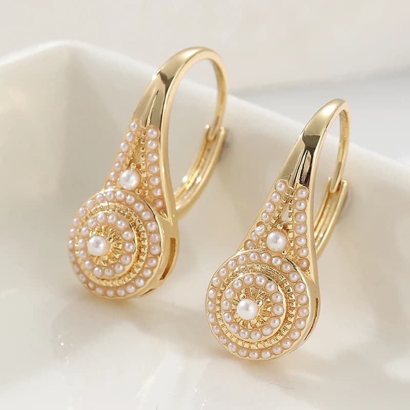 Eleganti orecchini con perle sintetiche intarsiate per donna, accessori per le orecchie per occasioni casual o formali, gioielli.