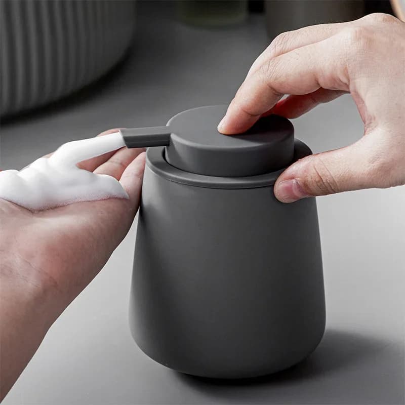 Dispenser di sapone in ceramica nera Testa di pressa schiumogena Bottiglia di lozione portatile per shampoo per lavaggio a mano Mousse da bagno Contenitore separato