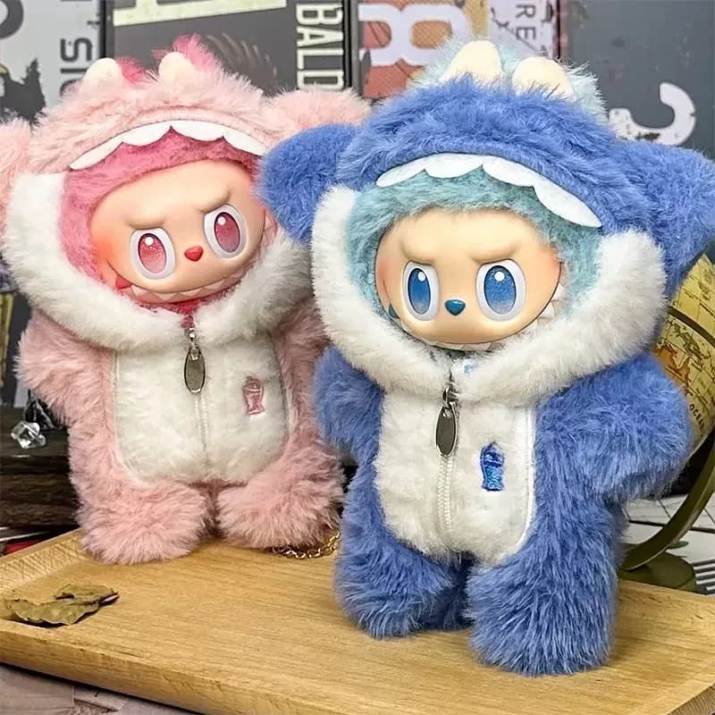 Mini accessori di abbigliamento per bambole in peluche per 15-17Labubu Ciondolo Abbigliamento per bambole Tutine di squalo blu e rosa (senza bambola)