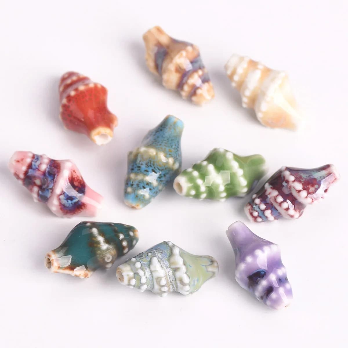 10 pezzi di perline sfuse in ceramica smaltata colorata a forma di conchiglia oceanica 20x11mm per la creazione di gioielli e lavori artigianali fai da te