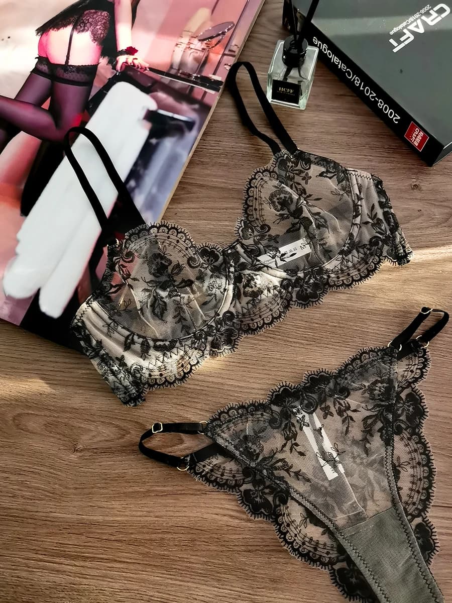 Sexy temptation set of underwear ultra-thin thong flirting transparent private bra collected two rows of lingerie with buckle