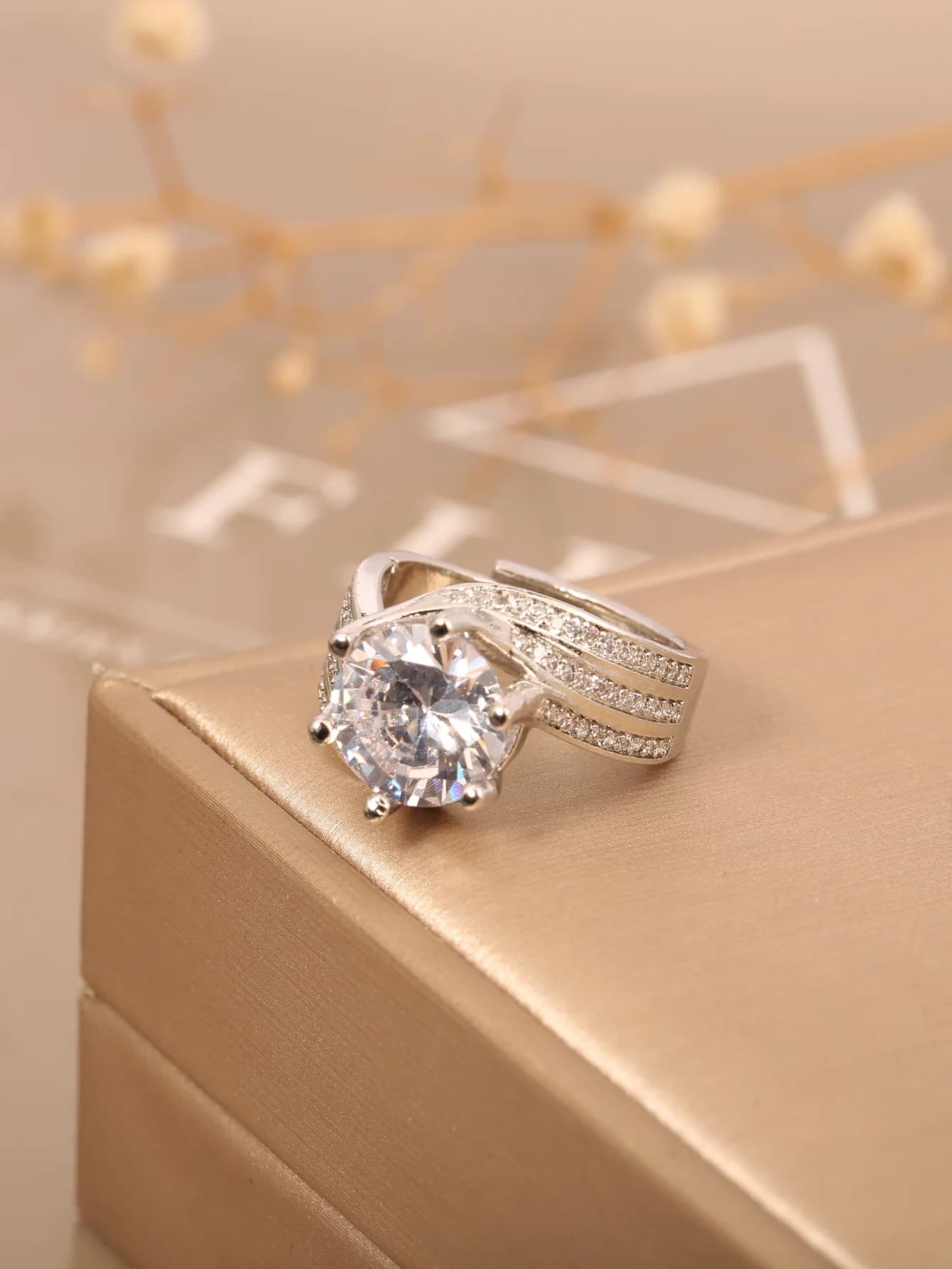 1 anello aperto in rame con zirconi artificiali color fuoco, stile europeo e americano, super brillante, con otto cuori e otto frecce, lussuoso anello a sei griffe, splendido, leggermente lussuoso, raffinato e alla moda, adatto per l'uso quotidiano da donna, regalo per la fidanzata, regalo per occasioni sociali