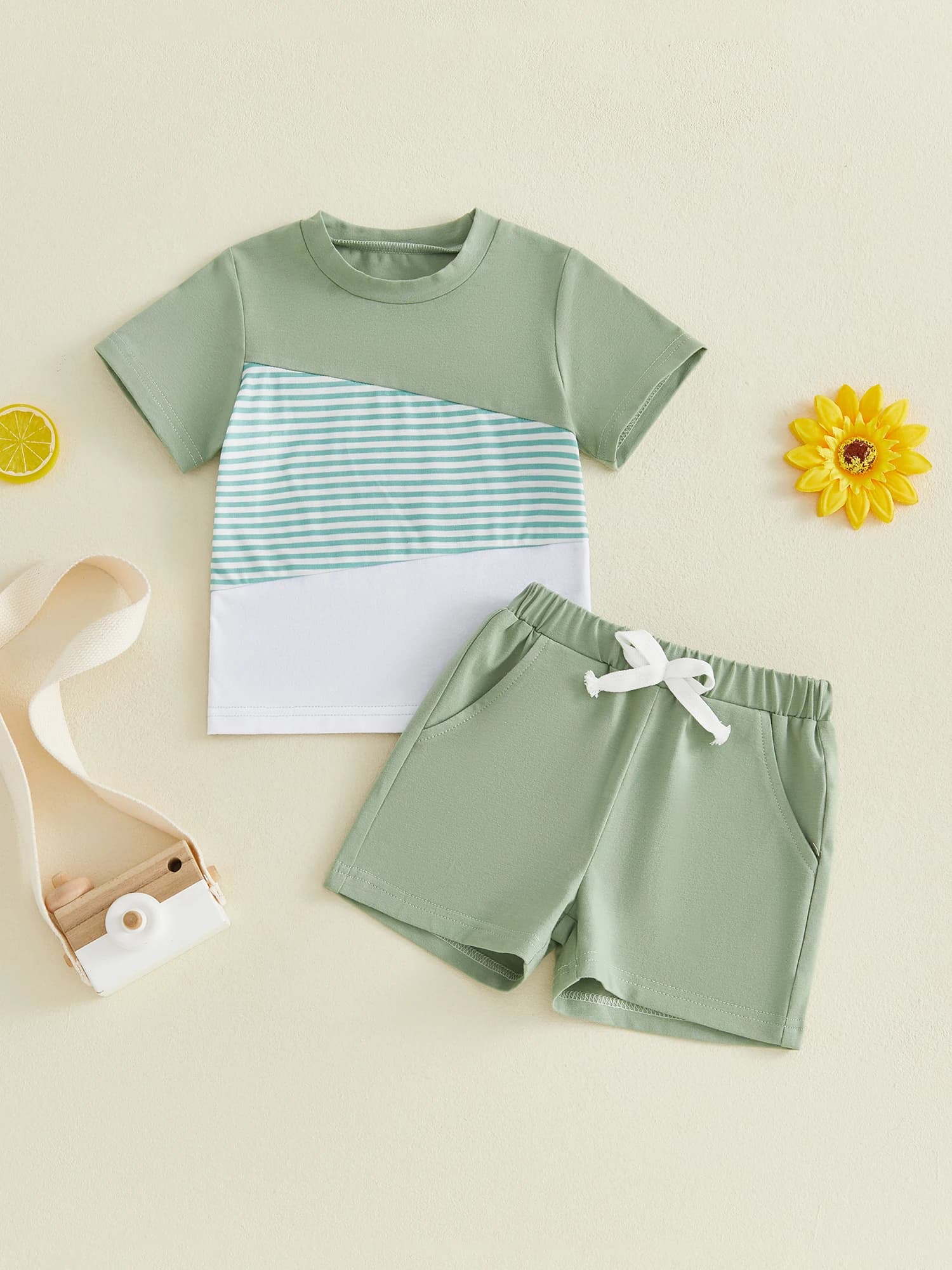 Elegante Completo Estivo per Neonati Maschi con Camicia a Maniche Corte Vivace e Pantaloncini Coordinati per un Look Trendy
