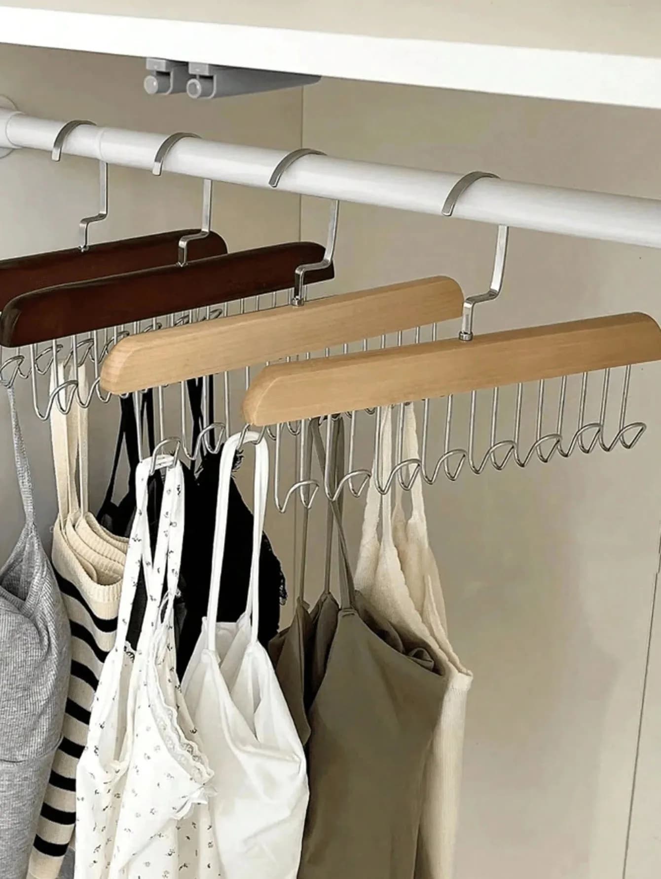 Confezione da 3 appendiabiti in legno con 8 ganci girevoli, salvaspazio per più vestiti, ideali per l'uso quotidiano e come regali per le vacanze.