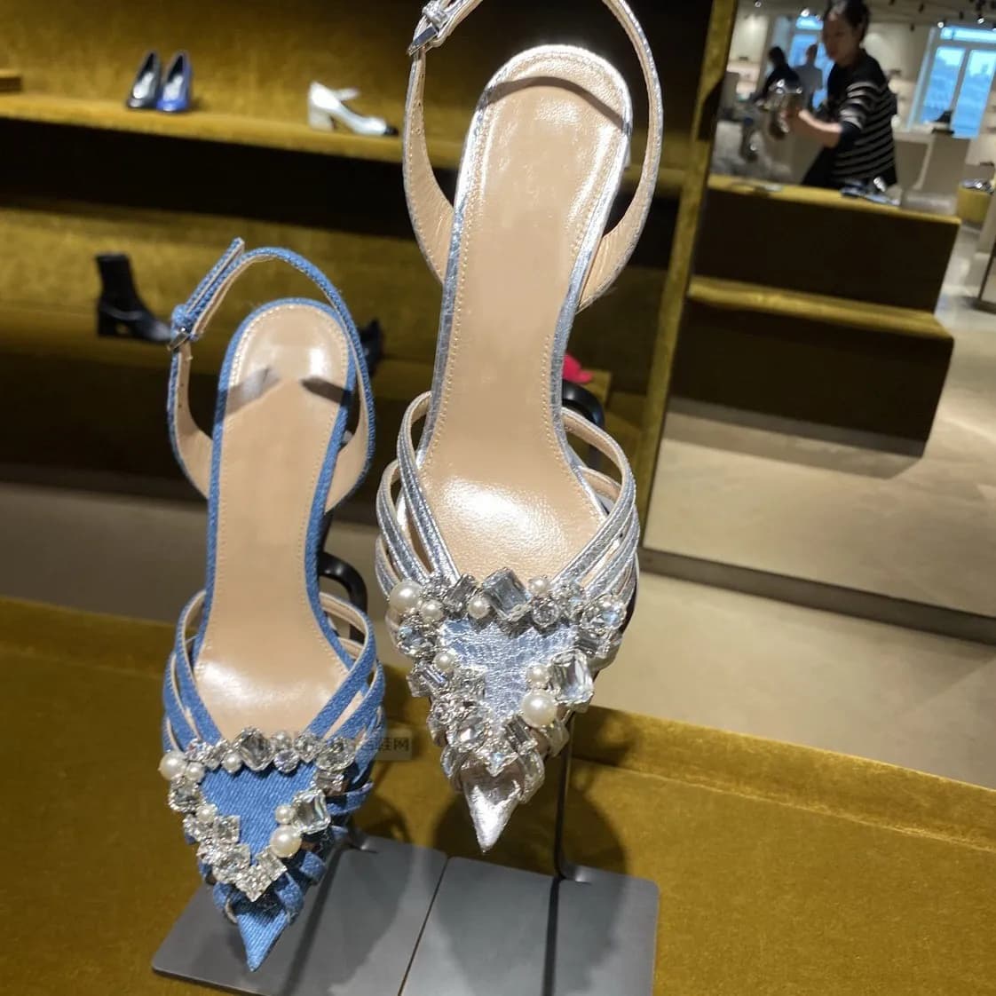 Nuovi sandali estivi con punta a punta, fibbia con perle e strass, cinturino sottile, versatili per feste, scarpe da donna con tacco alto e sottile in denim.