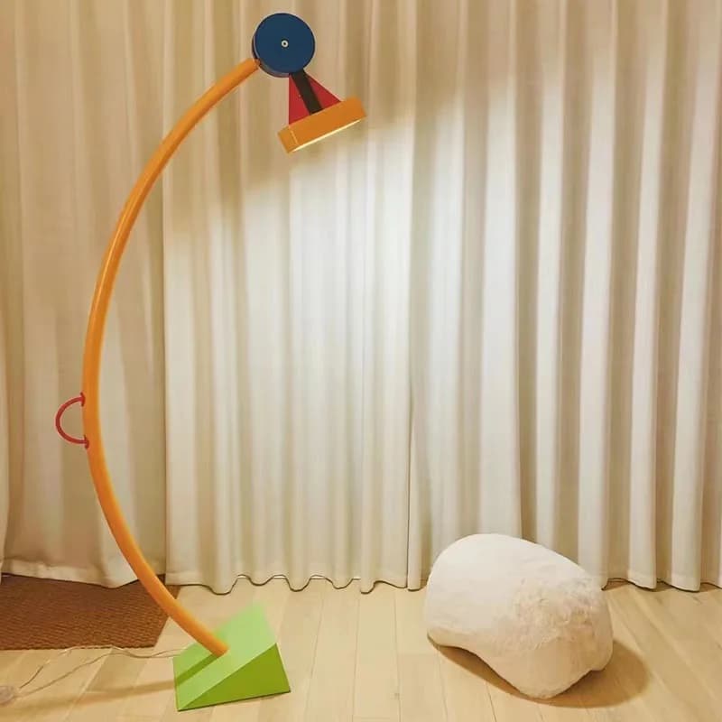 Lampada da terra moderna a colori creativi a forma di cartone animato, soggiorno, camera da letto, angolo, camera dei bambini, lampada da lettura, scrivania, illuminazione per interni