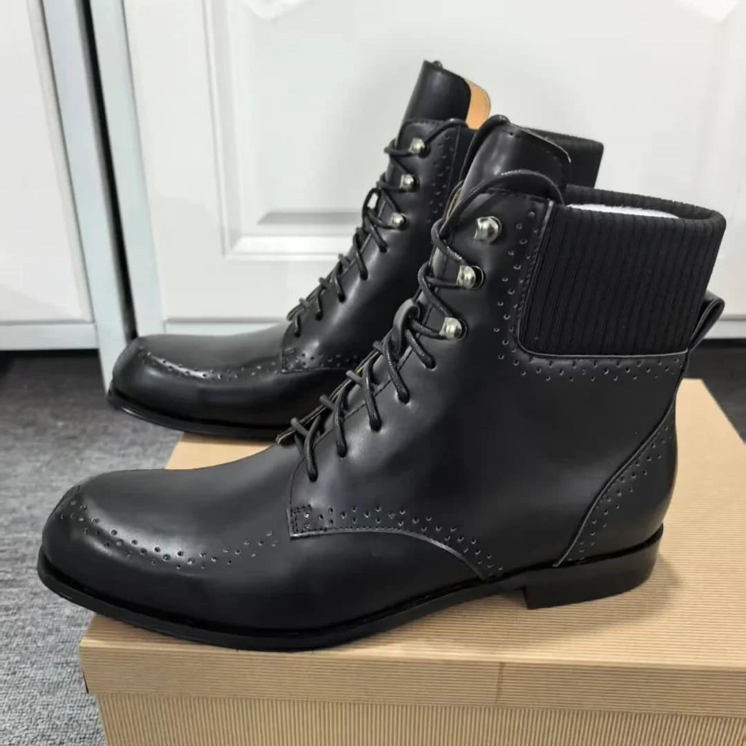 Fibbia in metallo Punta tonda Stringata Botas da uomo Fori per la respirazione Stivaletti corti in pelle nera per uomo Maglieria Nuove scarpe Tacchi bassi robusti