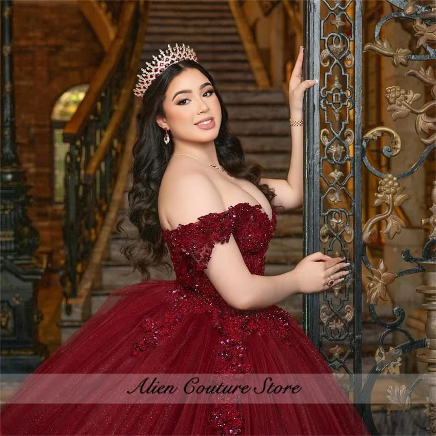 Squisiti abiti Quinceanera bordeaux con spalle scoperte Appliques che bordano a strati Rucehd Robe Abito da ballo Quinceanera personalizzato