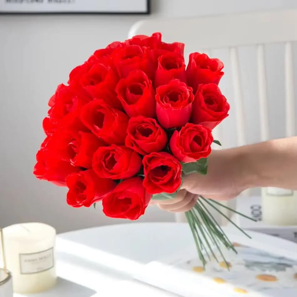 Fiori artificiali Rose di seta rosse Bouquet Vaso San Valentino Home Room Decorazioni da tavola Giardino esterno Ghirlanda di nozze Piante finte Puntelli