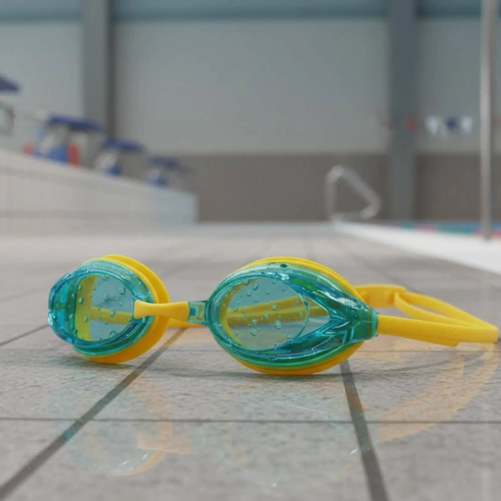 Occhialini da Nuoto da Competizione con Chiusura Impermeabile, Lenti a Specchio, Visione Ampia e Design a Basso Profilo