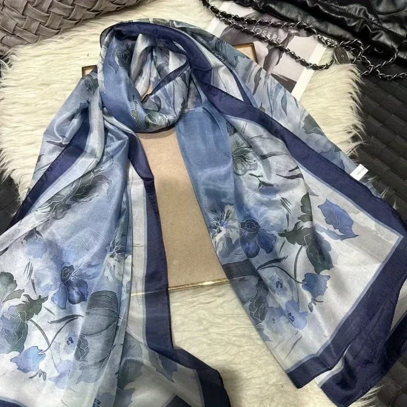 Sciarpa Leggera 100% Seta di Gelso per Donne, Sciarpa Rettangolare, Coprispalle da Spiaggia, Foulard, Confezione Regalo, Stampa Floreale Blu Scuro
