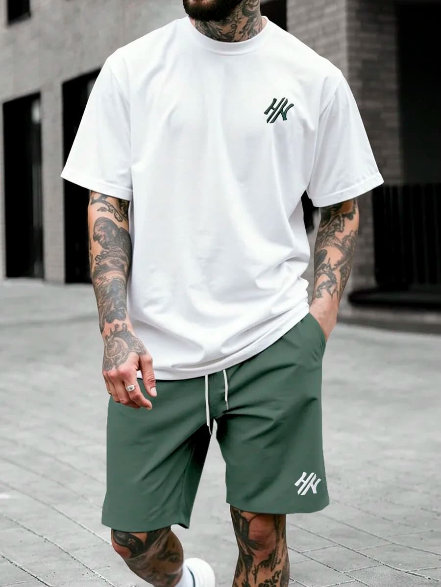 Set da uomo con maglietta bianca a girocollo e pantaloncini verde oliva - Design minimal con logo