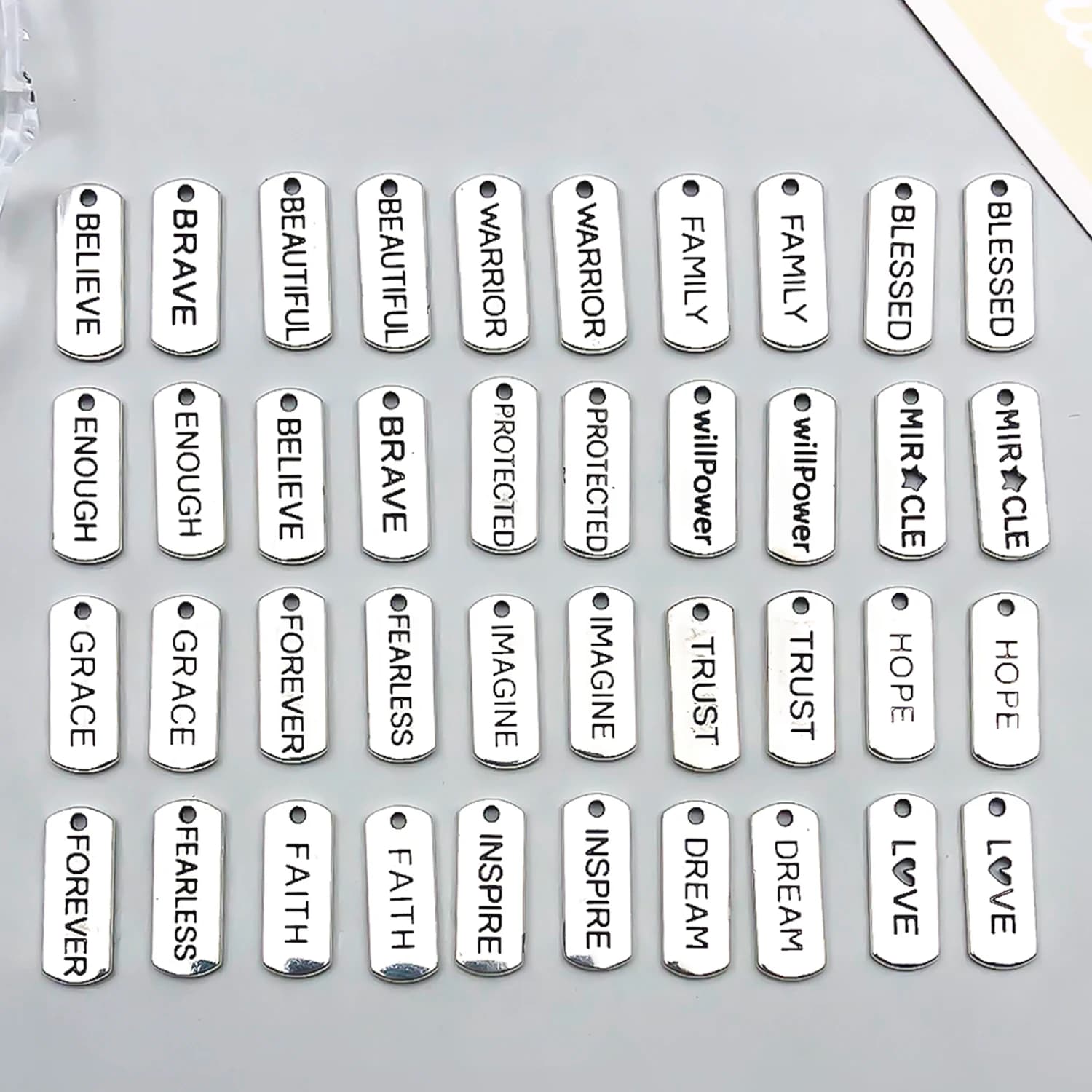 40 Pezzi Ciondoli a Forma di Lettera in Lega Argento Antico per Creazione di Gioielli Fai-da-Te, Charm per Orecchini, Bracciali e Collane