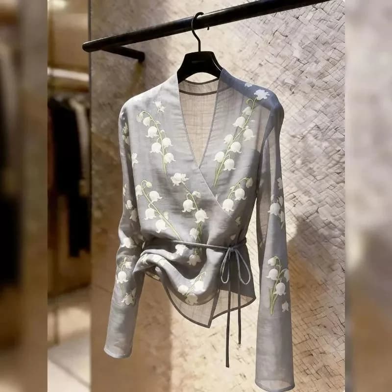 good-looking women's shirt tops woman shirts Blouse 2026 summer new V collar French design temperament printed shirt