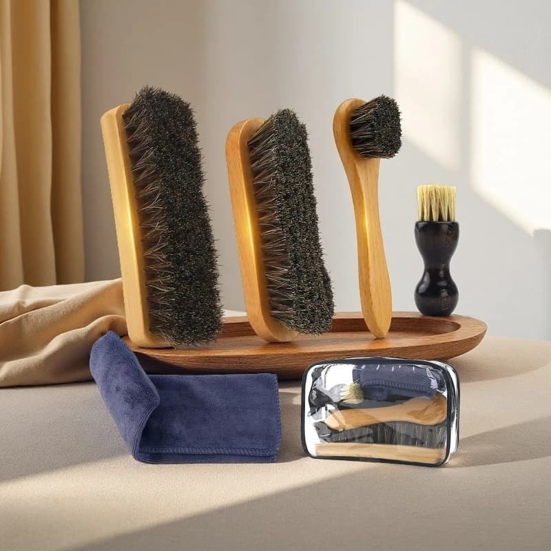 Kit spazzola per scarpe in crine di cavallo per pulizia pelle scamosciata, finta pelle e stivali con panno in microfibra e custodia da viaggio - Kit per la cura delle scarpe