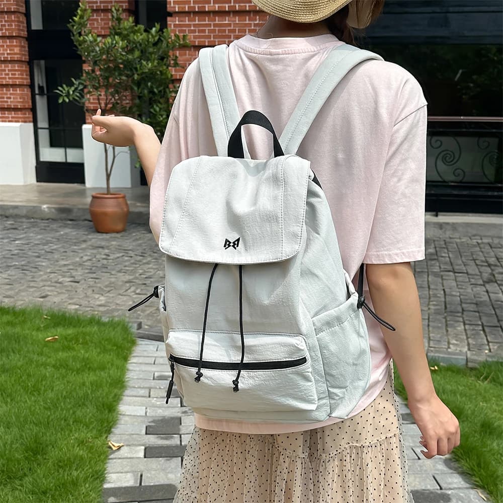 Outdoor Style Women's Large Capacity Drawstring Backpack for Casual Commuting and Lightweight School Use