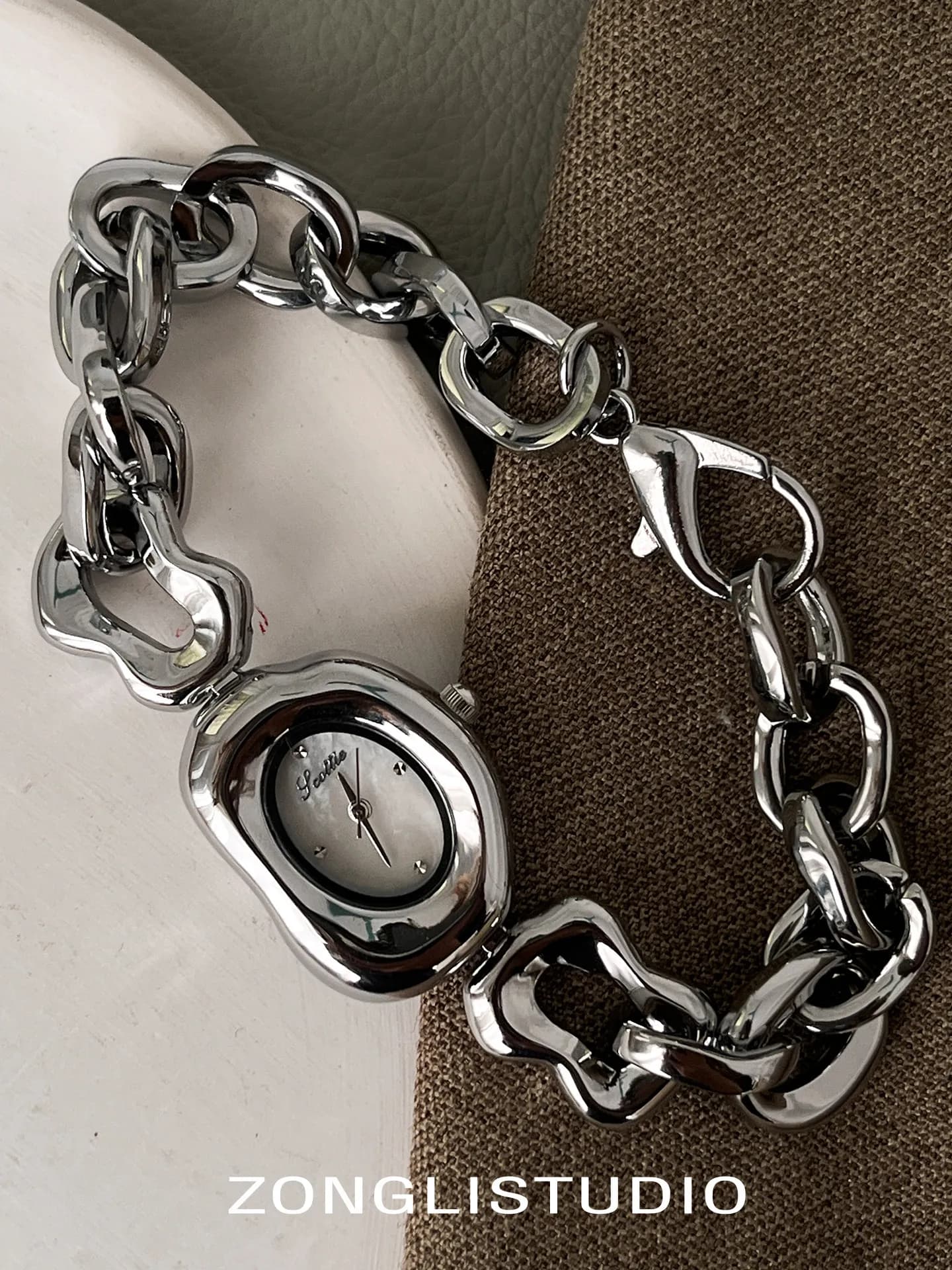 New luxury women's watch, stylish and sophisticated with an exquisite high-end bracelet, design a perfect gift for your girlfriend.