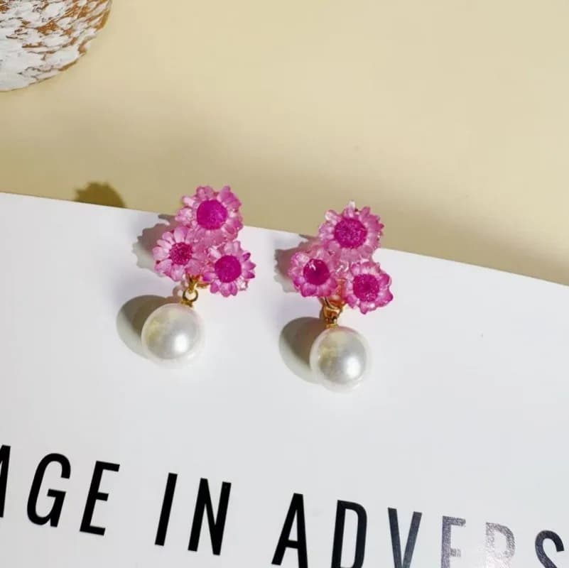 Cute Small Daisy Series Epoxy Resin Earrings Unique Pressed Flower Small Earrings Elegant Natural Daisy Earring Wholesale Custom