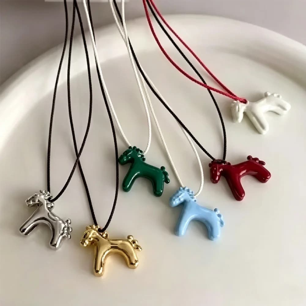 Collana Lunga con Ciondolo a Forma di Cavallo Colorato alla Moda per Donne, Catena Regolabile per Maglione, Gioielli e Accessori Regalo