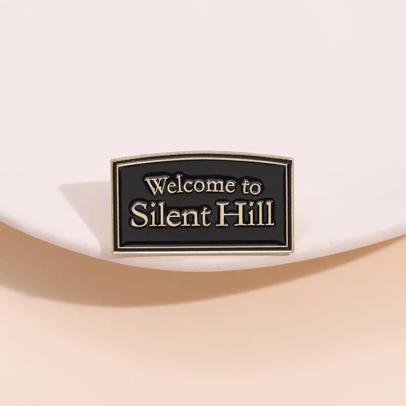 Gioco di film horror Spilla smaltata Benvenuti a Silent Hill Spilla cool Distintivo da bavero Gioielli ispirati Regali per i fan Giocatori Amici