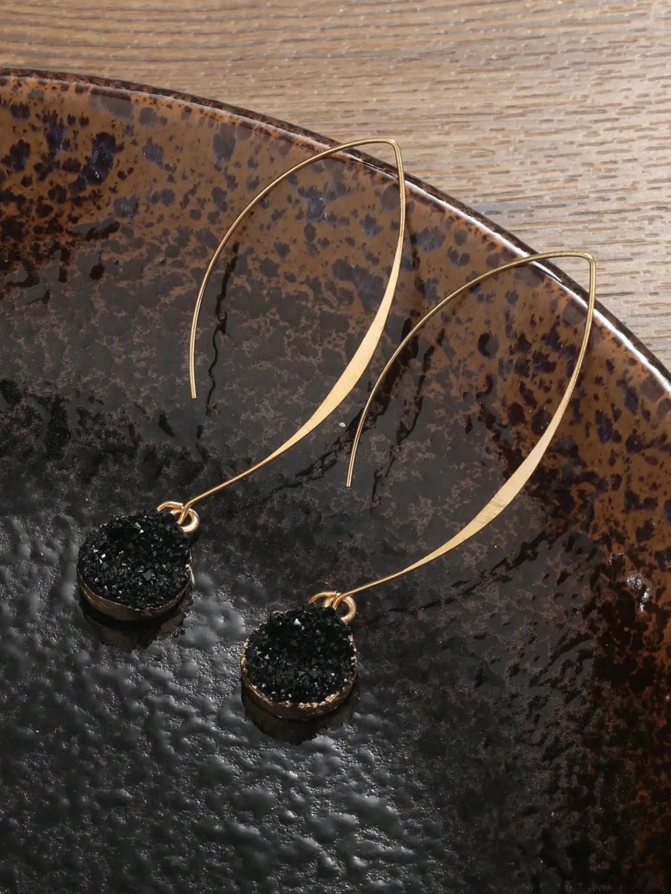 Orecchini a filo allungati color oro con ciondoli a disco in resina nera scintillante con drusa