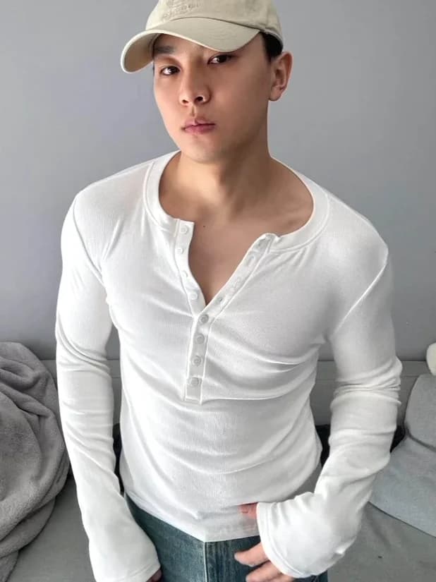 T-shirt sportiva coreana a maniche lunghe con collo a V profondo da uomo, top elasticizzato slim-fit a righe, stile POLO